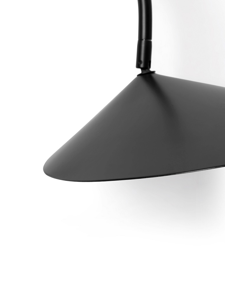 Detailaufnahme der schwarzen Arum Wandleuchte von Ferm Living mit konischem Lampenschirm.