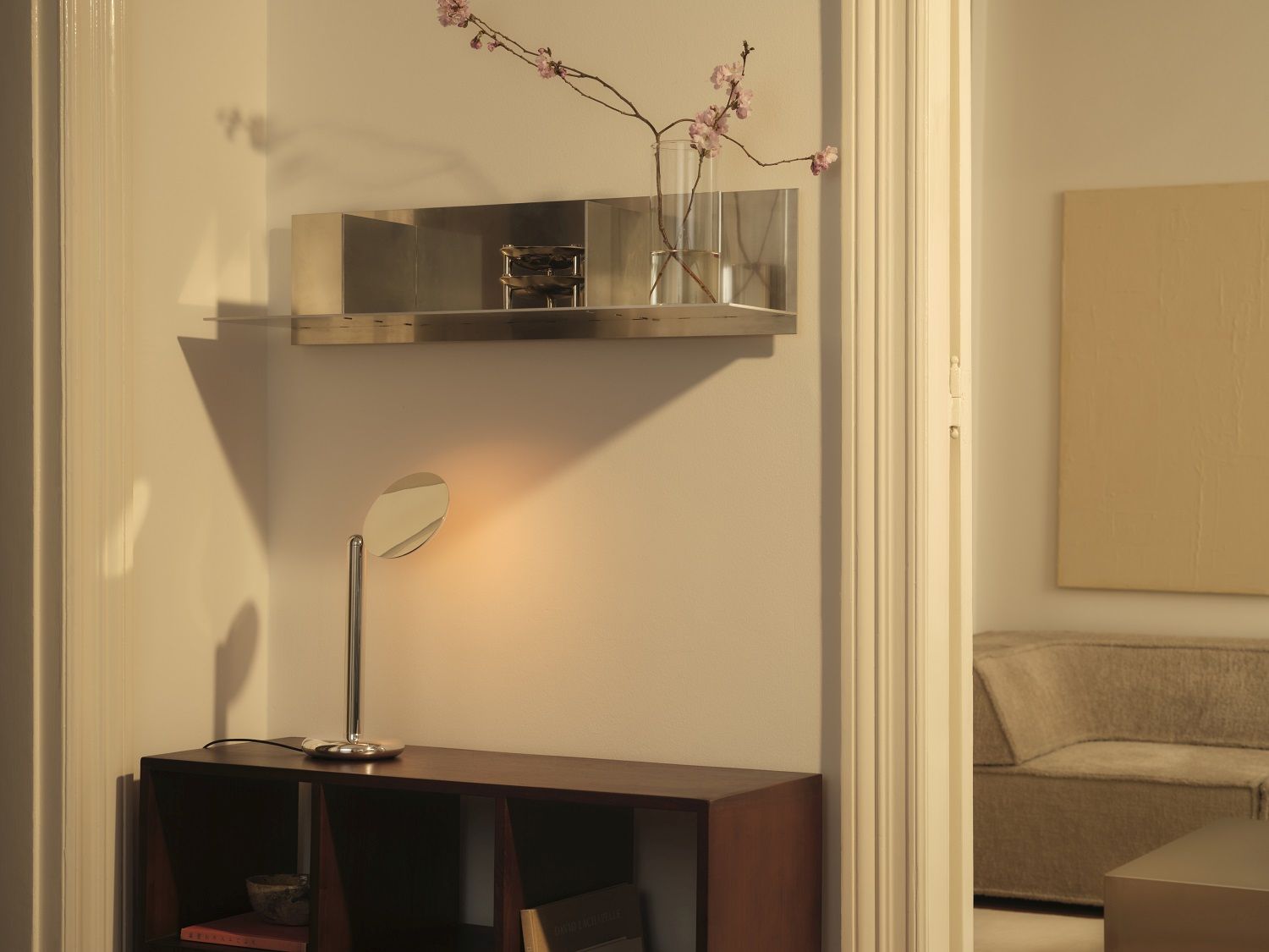 Nahaufnahme der Parrot Table Lamp Tischleuchte in Grau auf einem dunklen Holzregal.