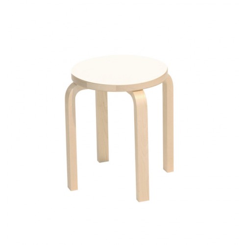 Weißer Artek E60 Hocker aus Holz mit runder Sitzfläche und drei gebogenen Beinen.