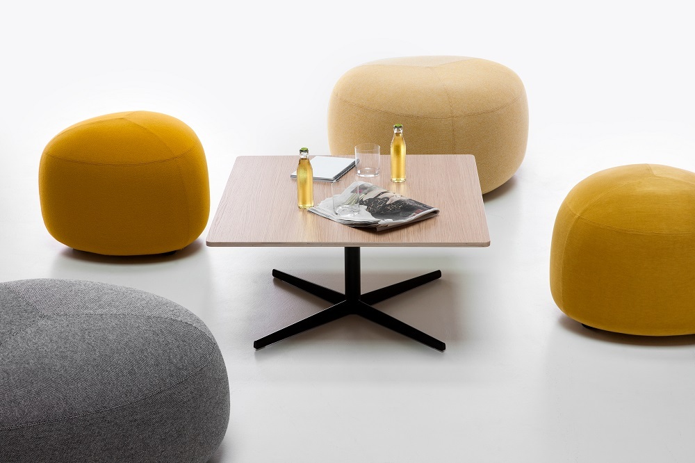 Kipu D06 Sitzkissen in Gelb und Grau um einen Tisch. Bequeme Hocker für Büro und Zuhause.