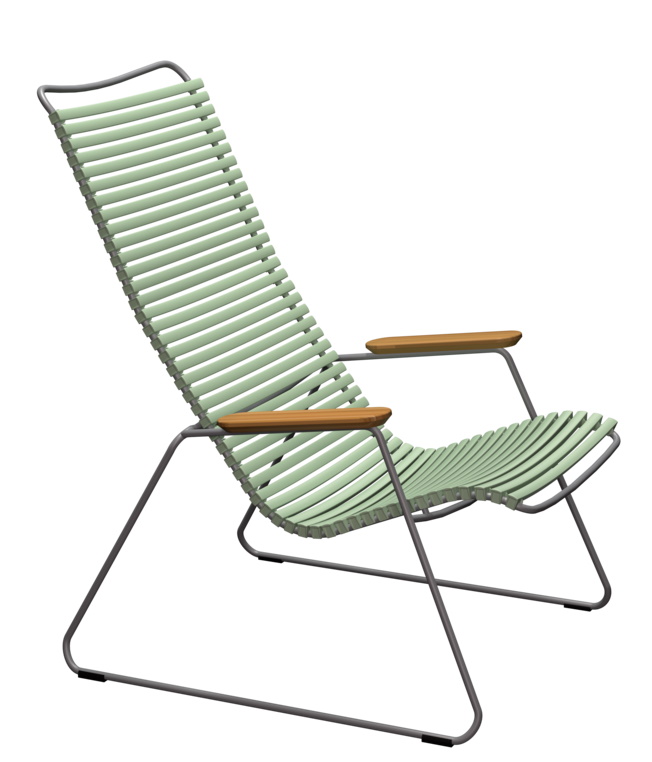 Click Lounge Chair Sessel von Houe für den Außenbereich, hellgrüne Lamellen und Armlehnen aus Holz.
