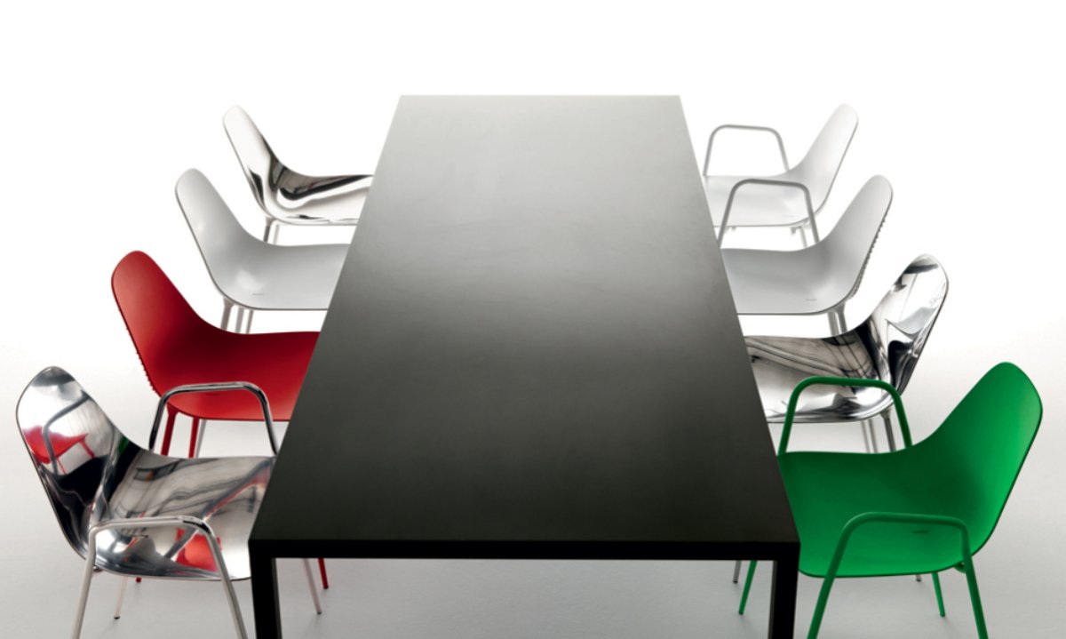 Schwarzer ILtavolo Tisch von Opinion Ciatti mit bunten Design Stühlen für Esszimmer und Wohnbereich.