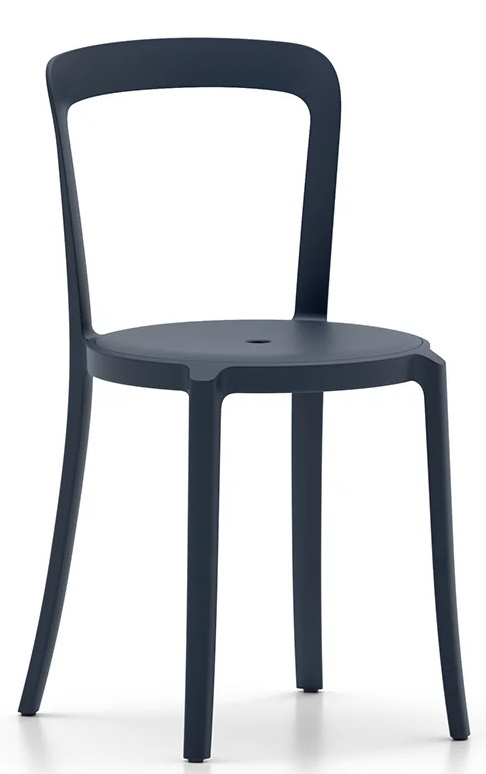 Blauer Emeco On & On Stuhl aus recyceltem Material, modernes Design für Wohnen und Büro.