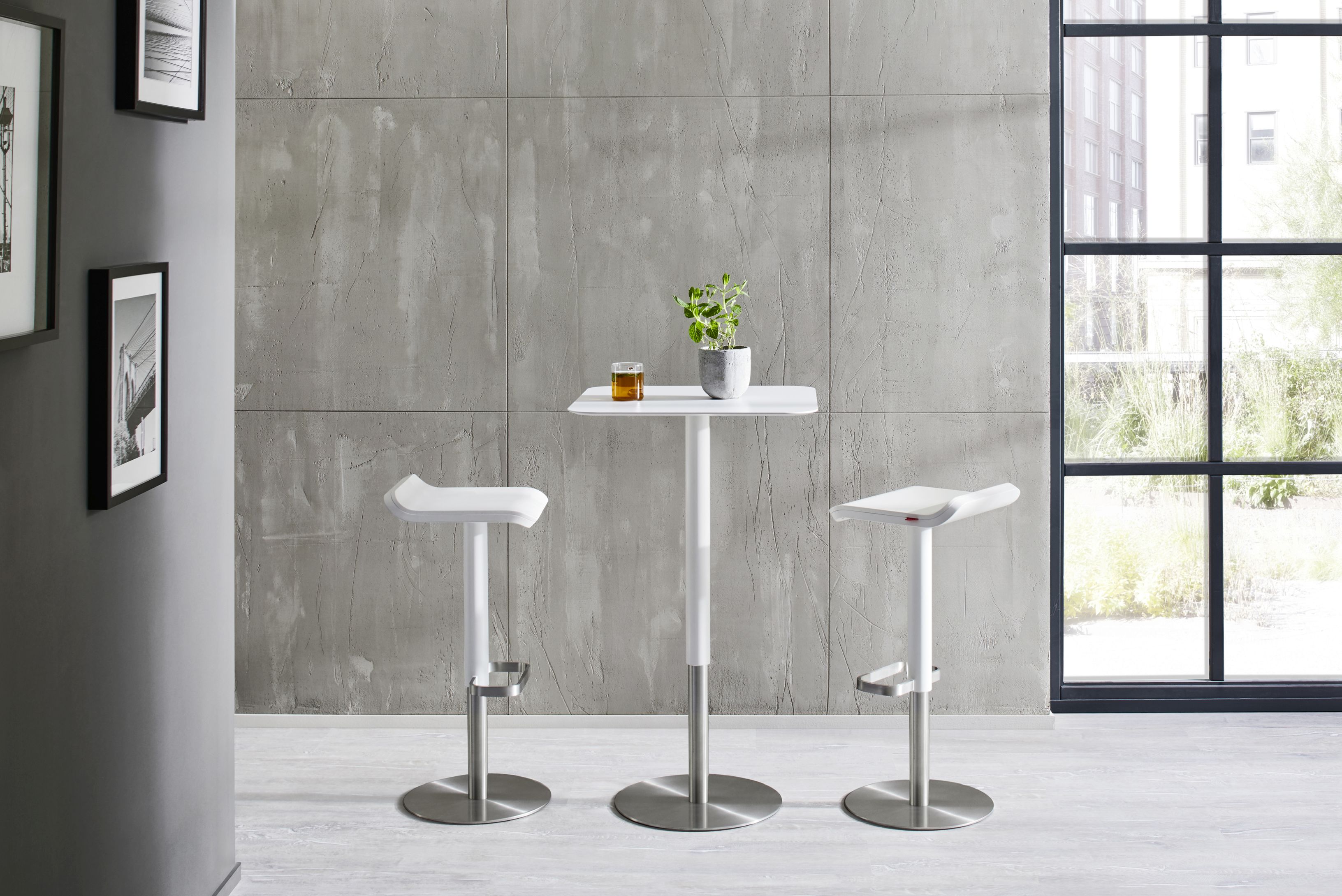 Weißer ED Barhocker von Moree, höhenverstellbar, mit Edelstahlfuß und passendem Bartisch. Modernes Design für Küche und Bar.