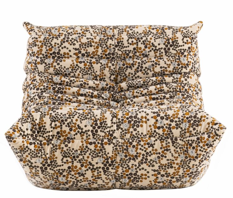Togo Sessel von ligne roset mit Blumenmuster, beiger Stoff und gemütlicher, bodennaher Lounge-Sitzgelegenheit.