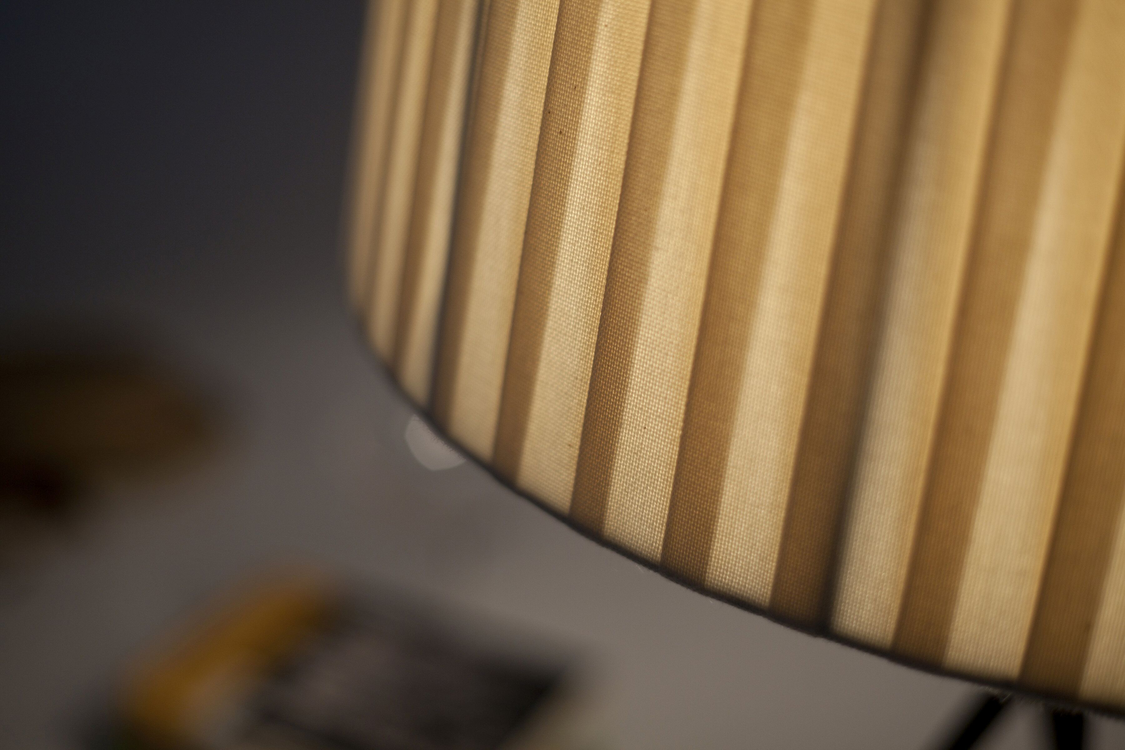 Detailaufnahme des plissierten Lampenschirms der Tripode G6 Tischleuchte von Santa & Cole.