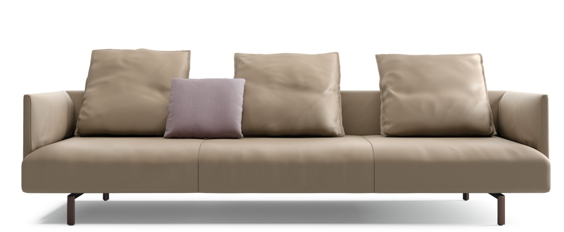 Beiges Muud Sofa von Walter Knoll mit drei losen Kissen auf schlanken Füßen.
