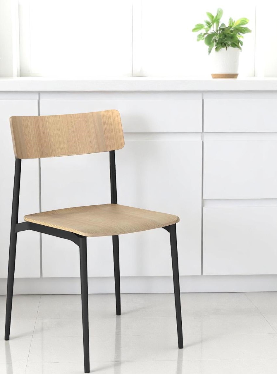 Cult-Wood Chair Stuhl von Segis  mit hellem Holz und schwarzem Metallgestell vor weißem Hintergrund.