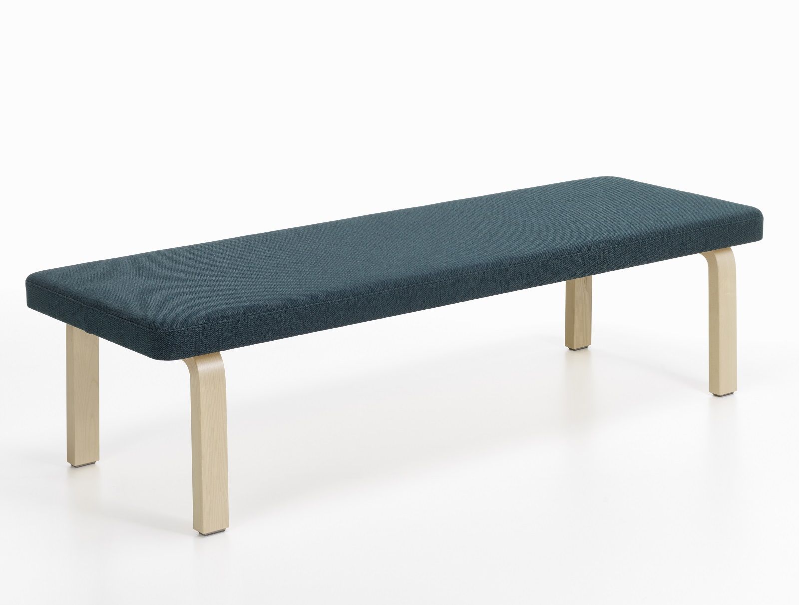 Artek Bank 167: Gepolsterte Sitzbank mit blauem Stoffbezug und hellem Holzgestell für Wohnzimmer.