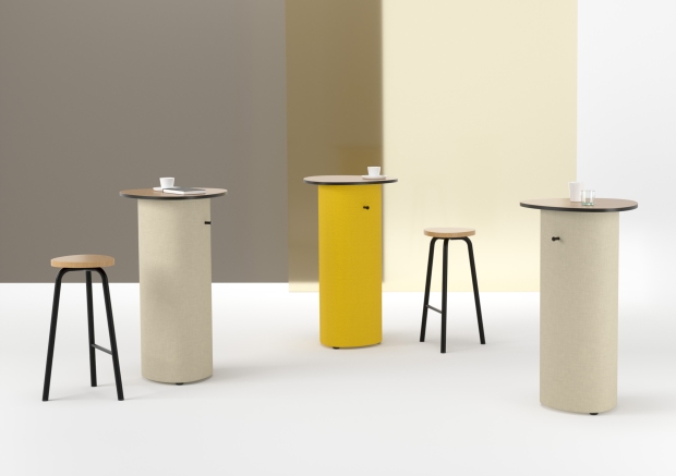 Cascando Pully Pillar Stehtische in Beige und Gelb mit passenden Hockern für Besprechungen.