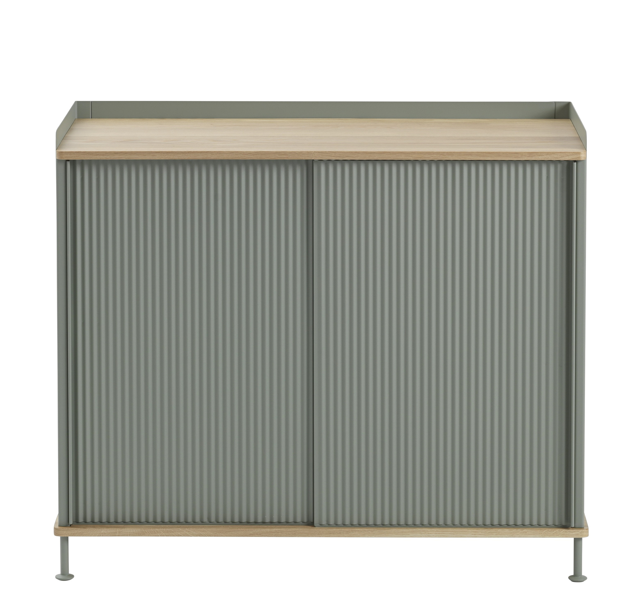 Muuto Enfold Sideboard Tall in Grau mit gerippten Schiebetüren und hellem Holzdeckel auf schlanken Füßen.