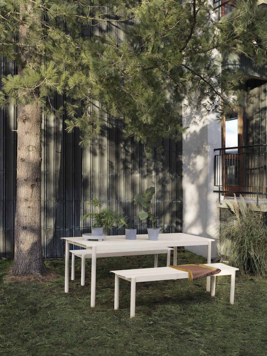 Muuto Linear Steel Bank: Moderne Outdoor Bank, 110x34 cm, für Garten und Terrasse.