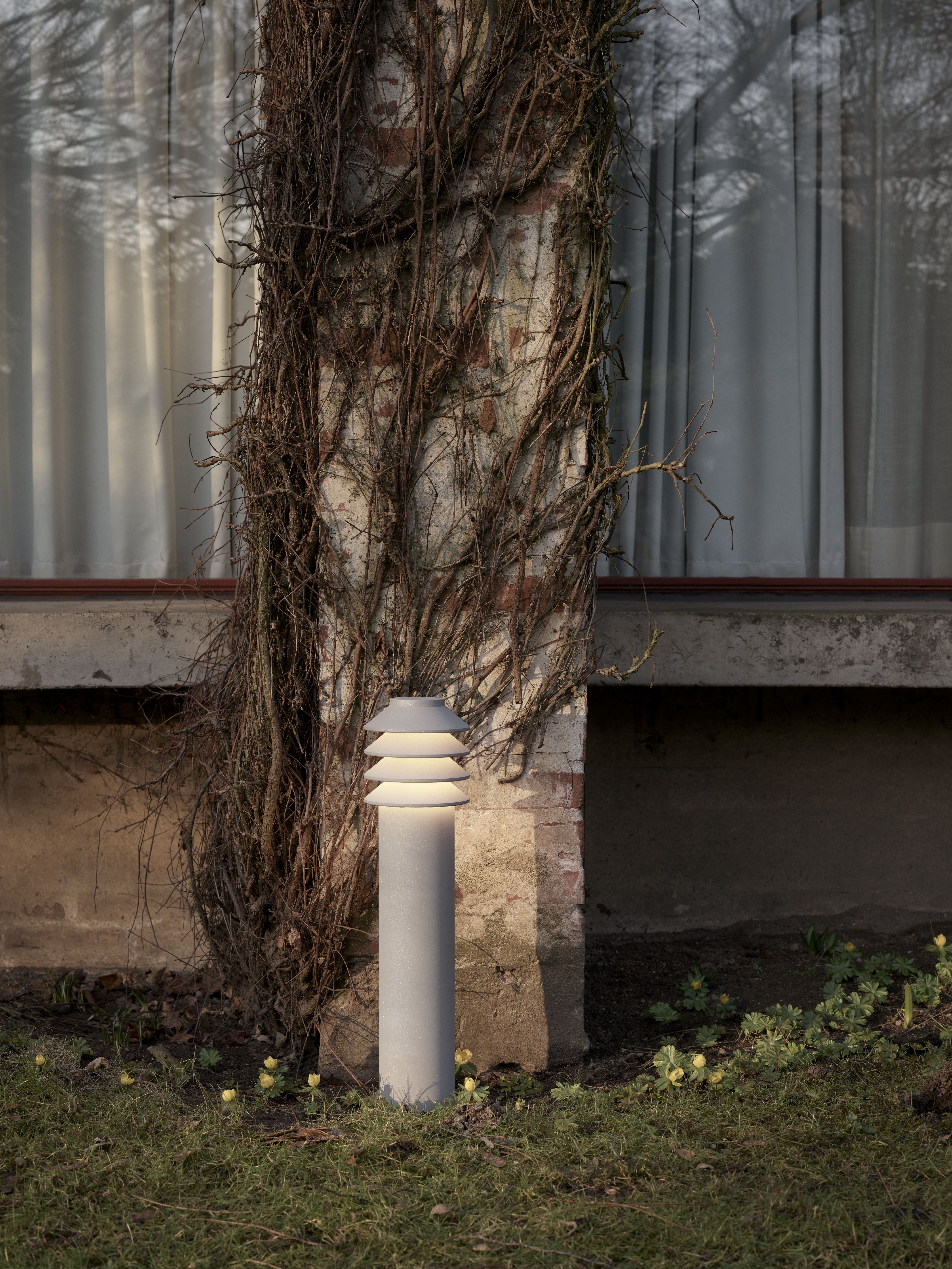 Bysted Garden Pollerleuchte von Louis Poulsen im Außenbereich, moderne Gartenbeleuchtung aus Aluminium, warmweißes Licht.
