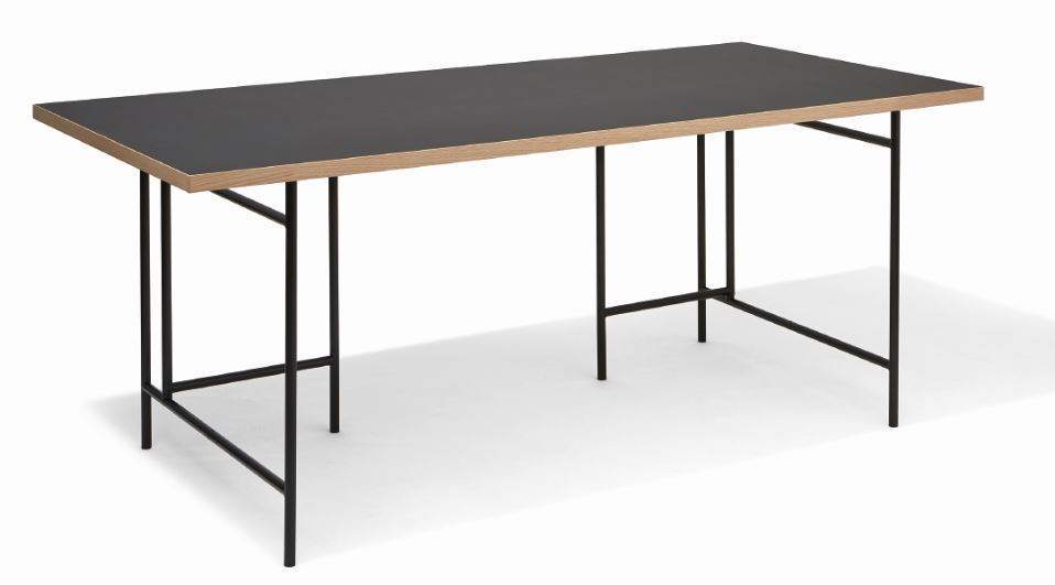 Schwarzer Eiermann Tisch mit farbigem Gestell von Richard Lampert, ideal für Büro und Homeoffice.