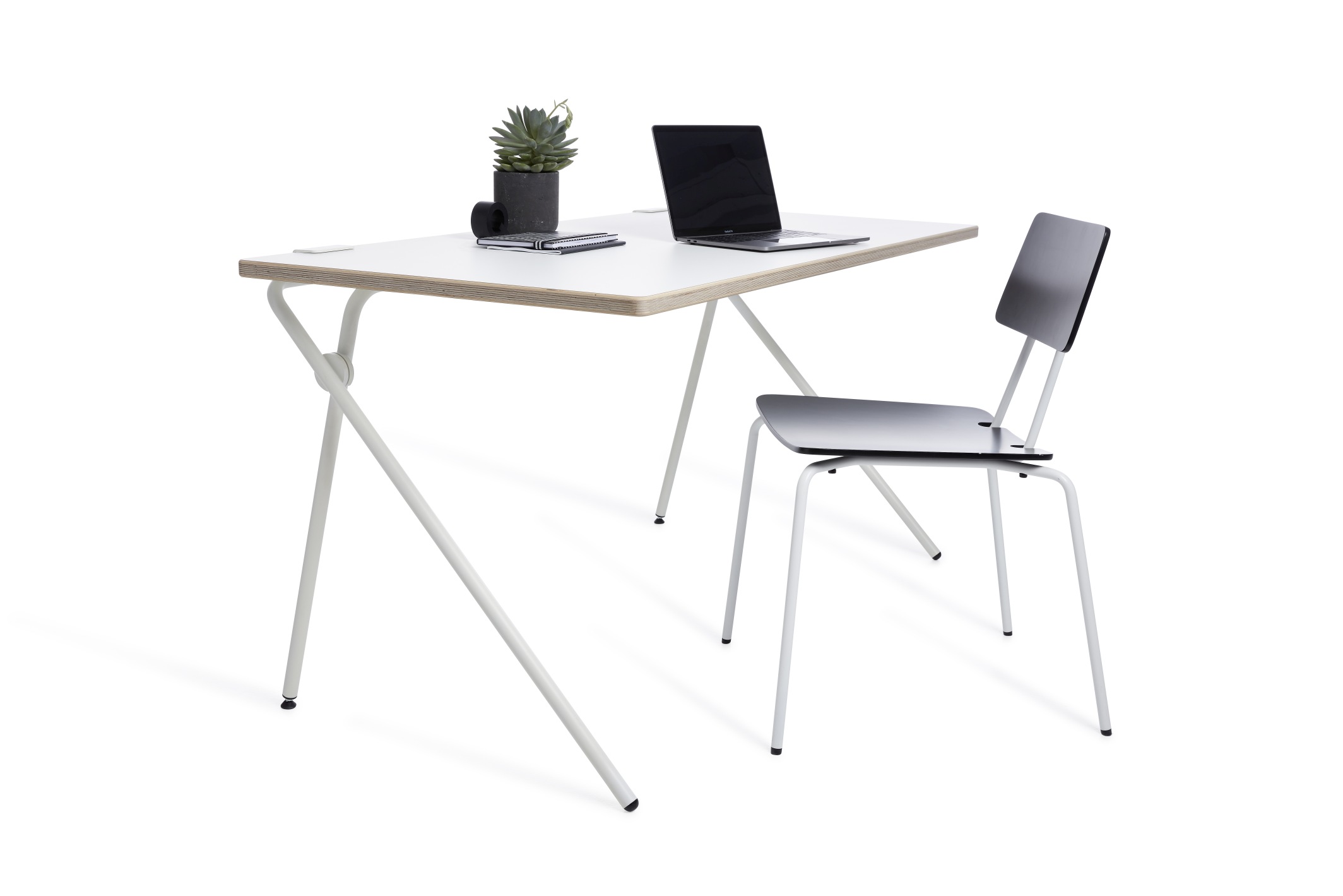 Plato Schreibtisch von Müller Möbelwerkstätten: Klappbarer, weißer Schreibtisch aus Schichtholz mit schwarzem Stuhl und Laptop.