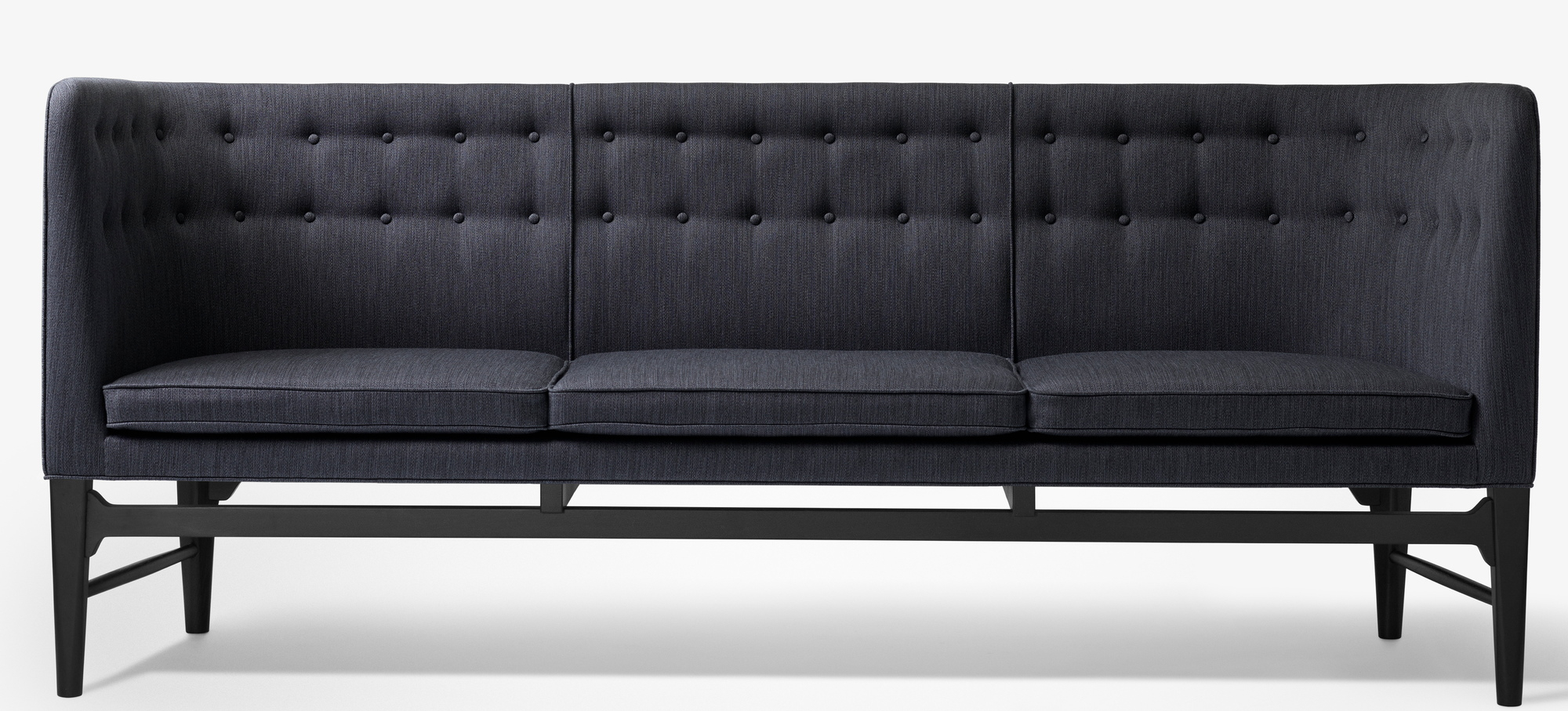 Dunkelgraues Mayor Sofa von AndTradition, ein 3-Sitzer mit Knopfleiste und schwarzem Holzgestell.