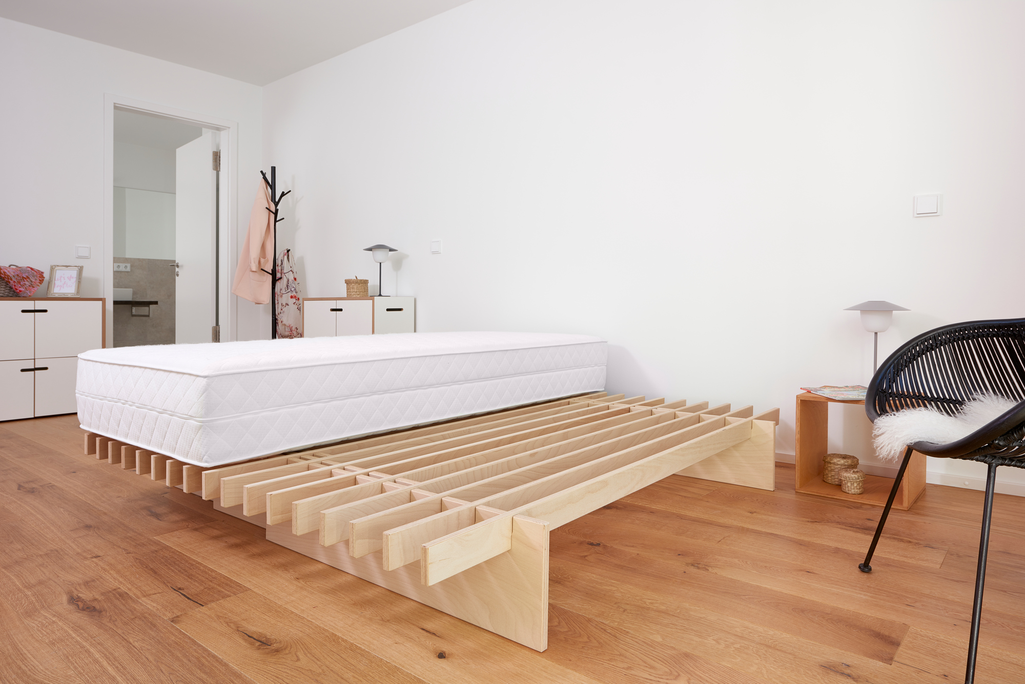 Tojo Faltmatratze Ergo auf Lattenrost im Schlafzimmer. Ergonomische Matratze für erholsamen Schlaf.