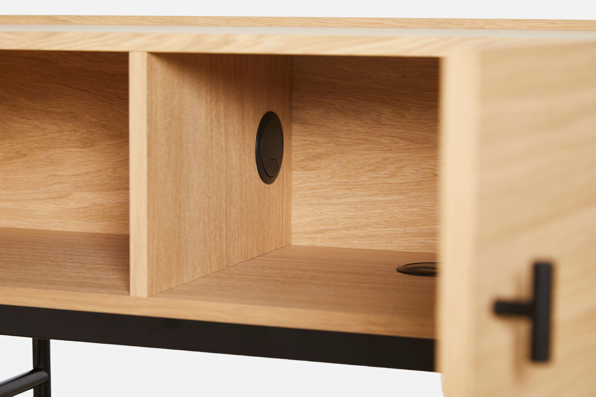 Detailaufnahme vom Inneren des Array Sideboards von Woud (150cm) aus Eiche mit Kabeldurchlässen.