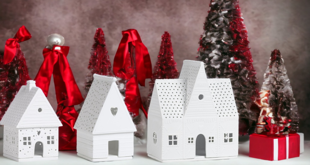 Zuhause Lichthaus 3er Set von Räder: Dekorative Lebkuchenhaus-Lichter aus Porzellan mit roten Deko-Bäumen.