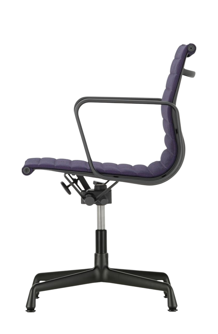 Vitra Aluminium Chair EA 131 in Lila, Bürostuhl mit Armlehnen und schwarzem Fußkreuz, Seitenansicht.