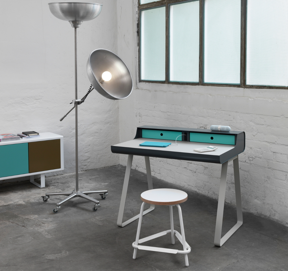 PS10 Sekretär von Müller Möbelfabrikation mit Hocker, Stehlampe und Kommode in modernem Büroambiente.
