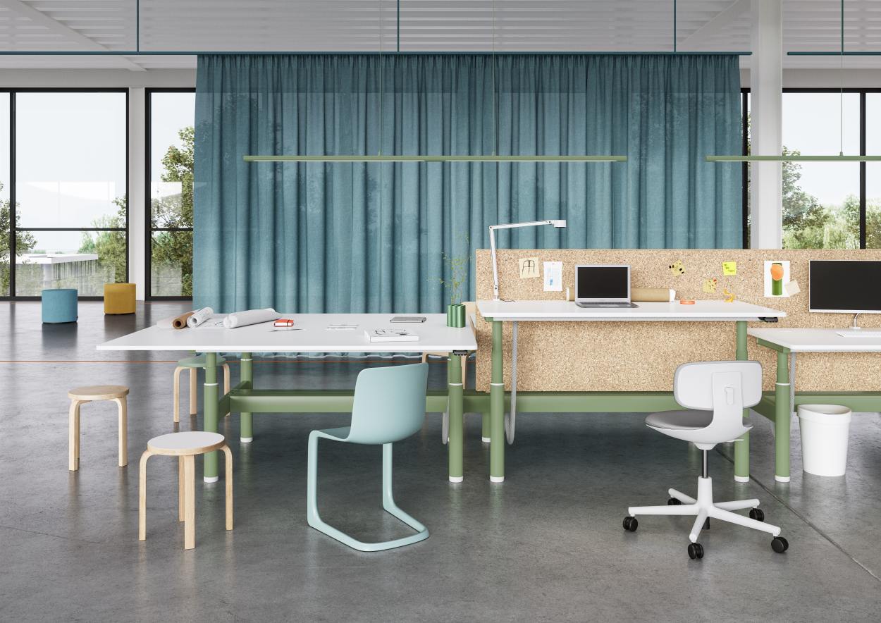 Vitra Tyde Sitz- und Stehtisch 180 cm in Büroumgebung mit Stühlen und Büromaterialien.