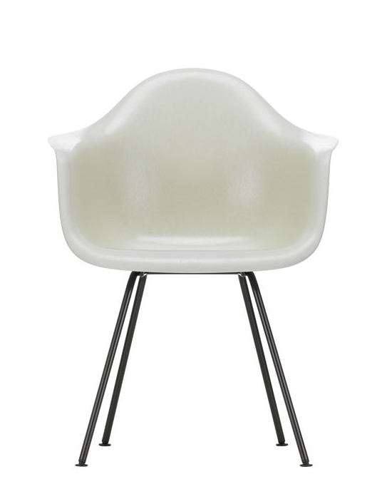 Weißer Eames Arm Chair DAX Stuhl von Vitra mit schwarzem Metallgestell, Frontansicht. Designklassiker für Wohnen und Büro.