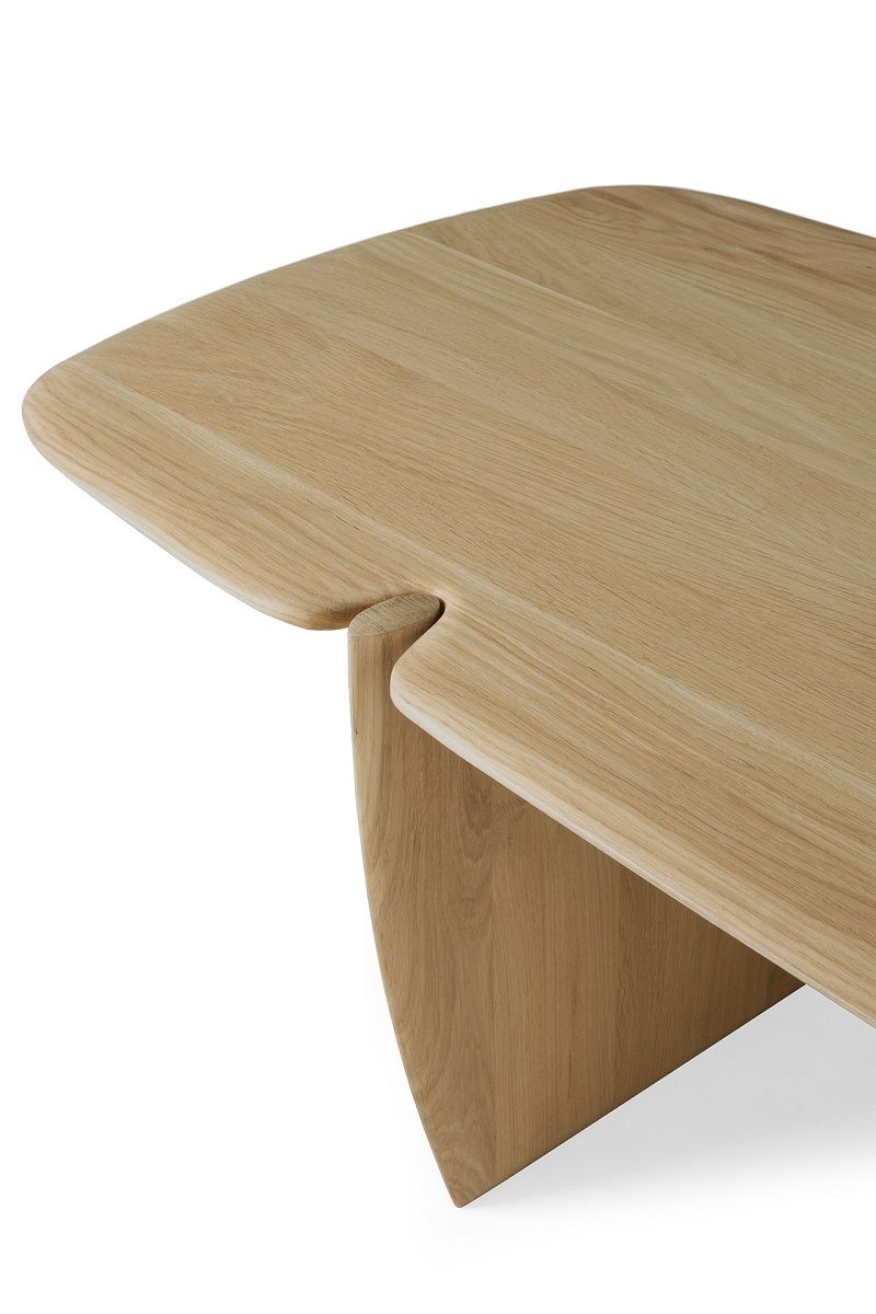 Detailansicht: Ethnicraft PI Couchtisch aus Eiche, rechteckig, lackiert, modernes Design.