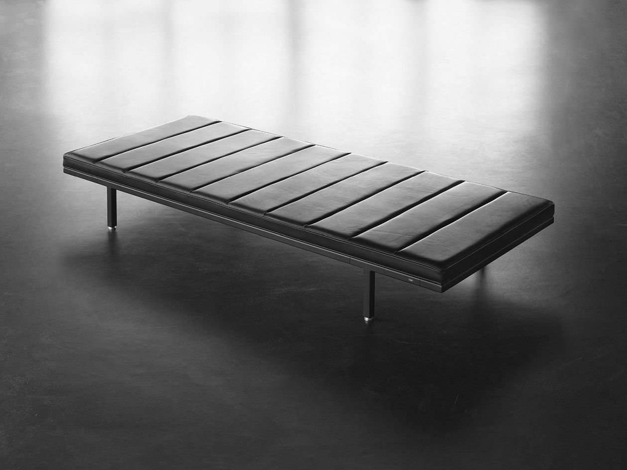 Schwarzes Vipp Daybed VIPP461 mit Lederpolsterung und minimalistischem Design auf dunklem Untergrund.