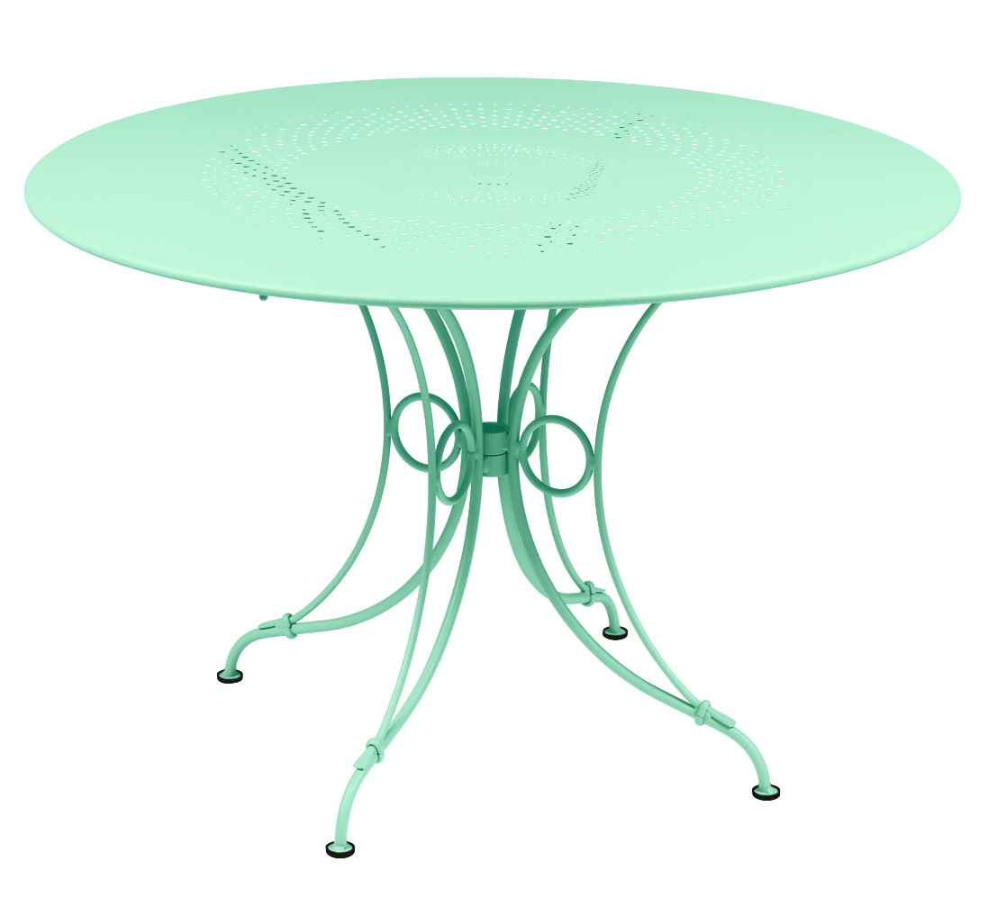 Fermob 1900 Gartentisch, runder Outdoor-Tisch aus Metall in Mintgrün mit filigranem Lochmuster.