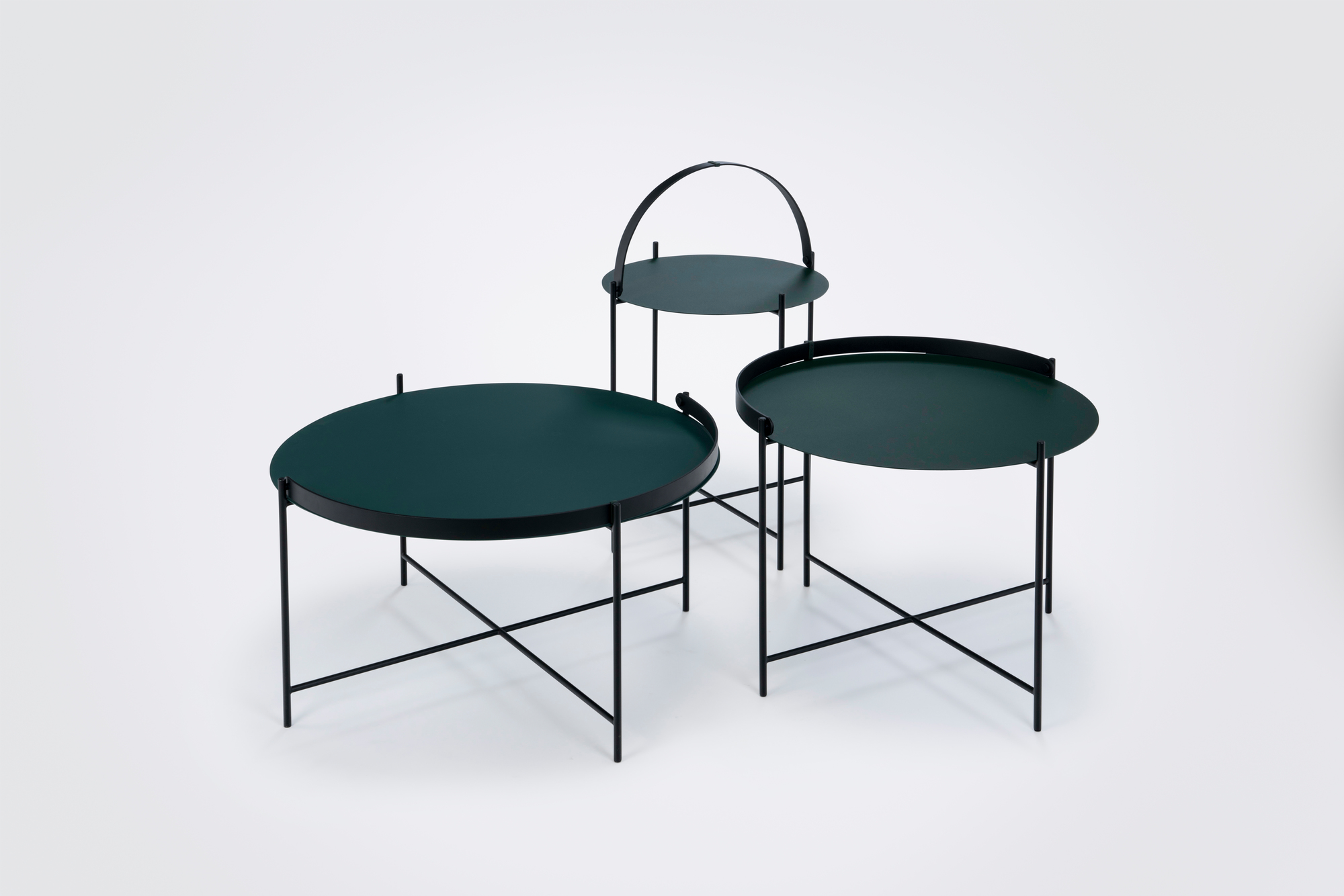 Drei grüne Edge Tray Table Beistelltische von Houe, verschiedene Höhen, schwarzes Metallgestell, Outdoor geeignet.