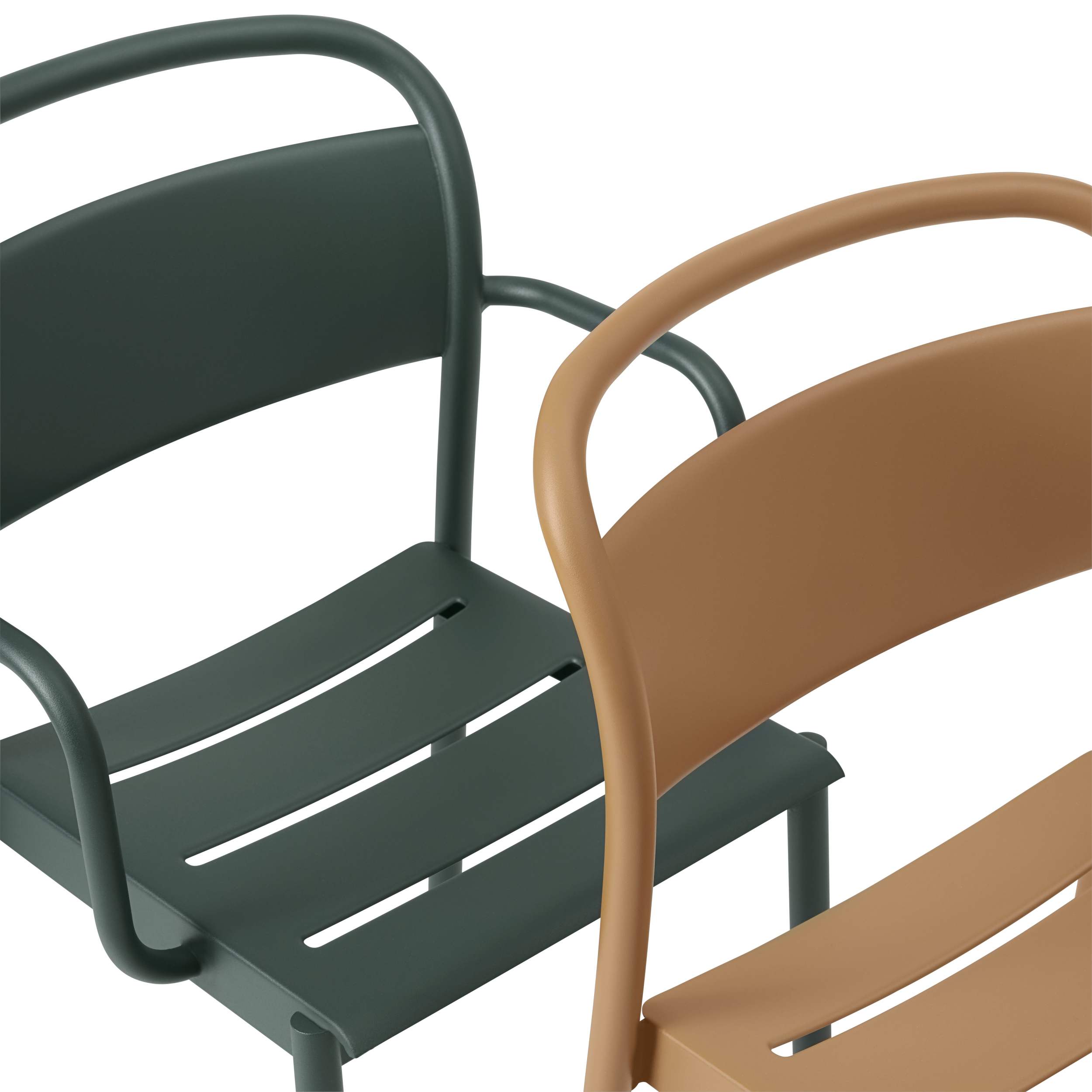 Detailaufnahme: Grauer Linear Steel Armchair Outdoor Armlehnenstuhl von Muuto, moderner Gartenstuhl aus Stahl.