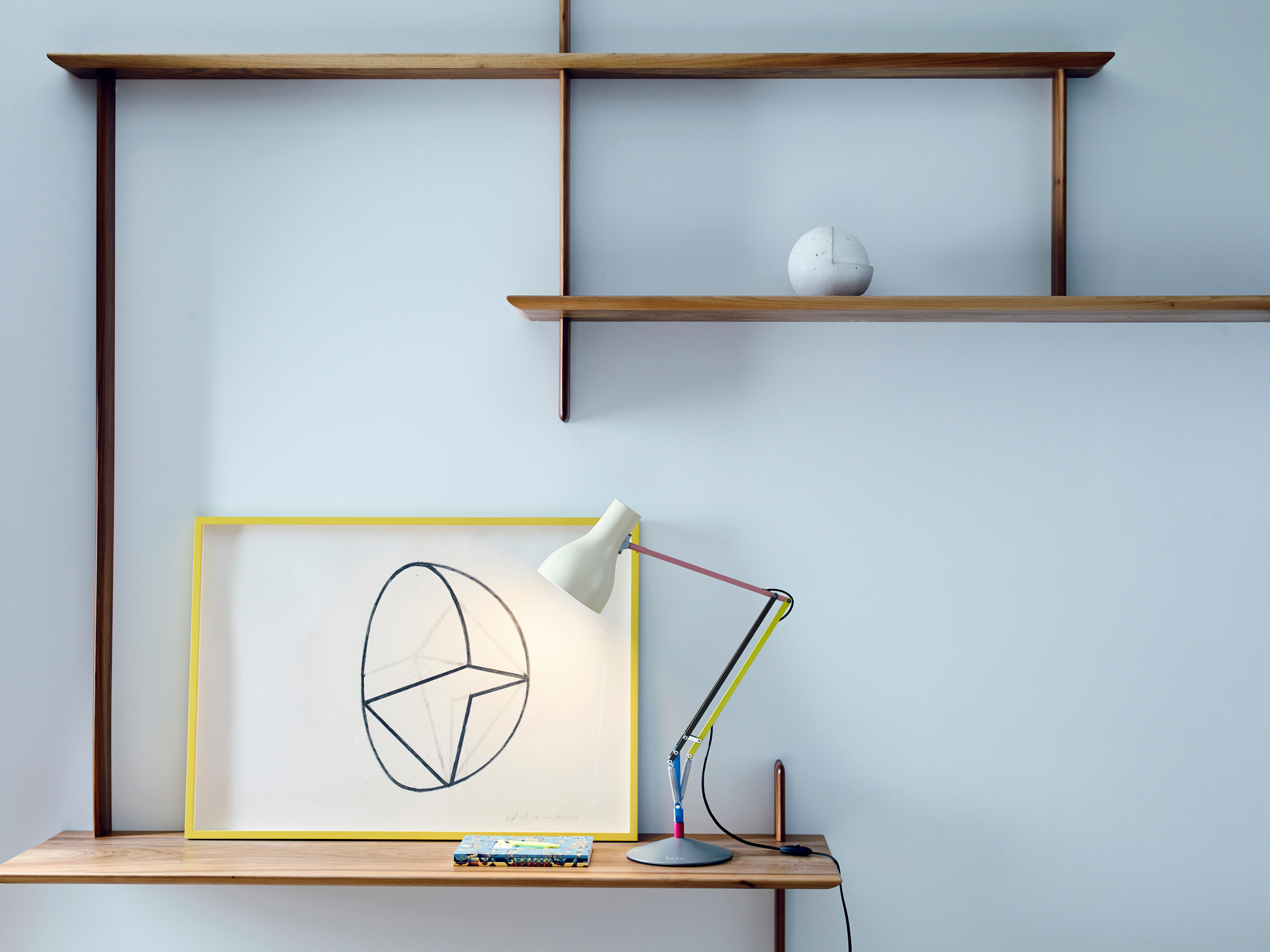 Anglepoise Type 75 Mini Paul Smith Edition 1 Tischleuchte auf Holzregal, modernes Design mit bunten Akzenten.