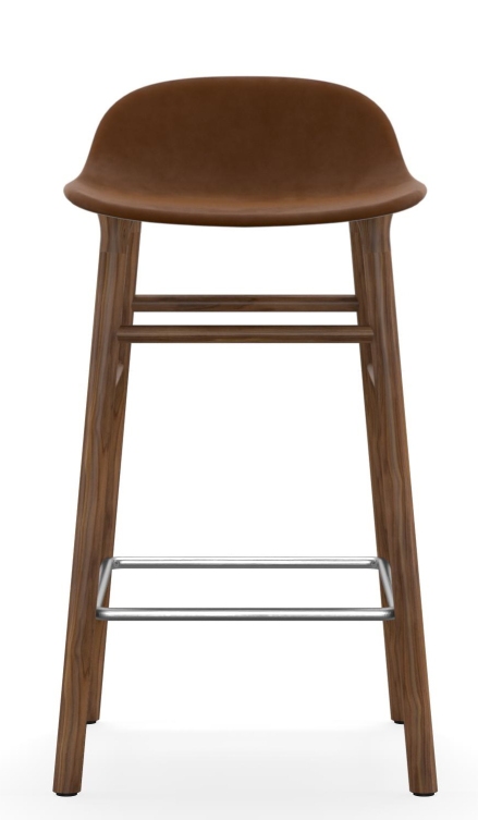 Normann Copenhagen Form Barhocker mit braunem, gepolstertem Sitz und Holzbeinen, Fußstütze aus Metall.