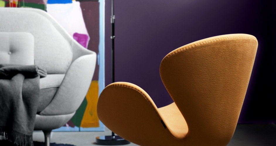 Nahaufnahme des Favn Sofas von Fritz Hansen in Senfgelb, modernes Design für Wohnzimmer und Lounge.