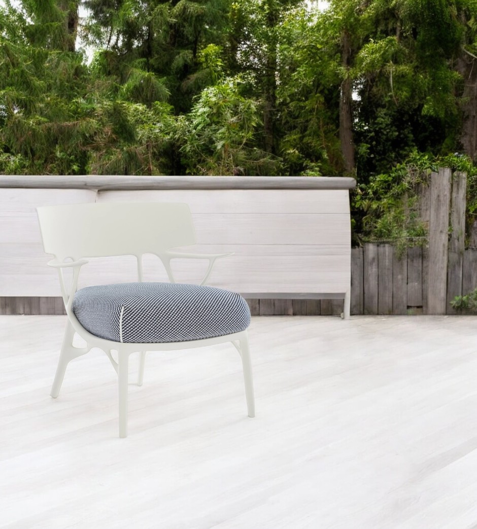 Weißer A.I. Lounge Sessel von Kartell mit blau gemustertem Kissen für den Outdoor-Bereich.