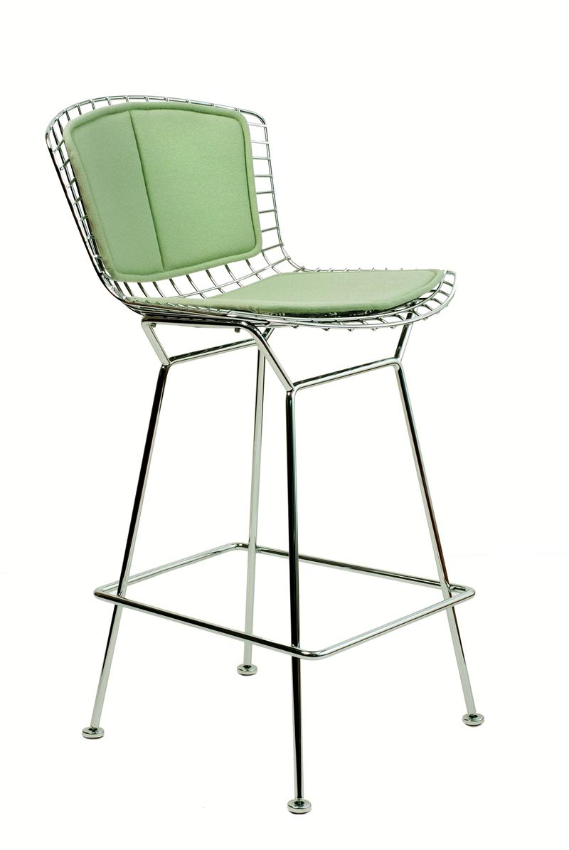 Bertoia Barhocker von Knoll International mit verchromtem Drahtgestell und hellgrünem Sitz- und Rückenkissen.