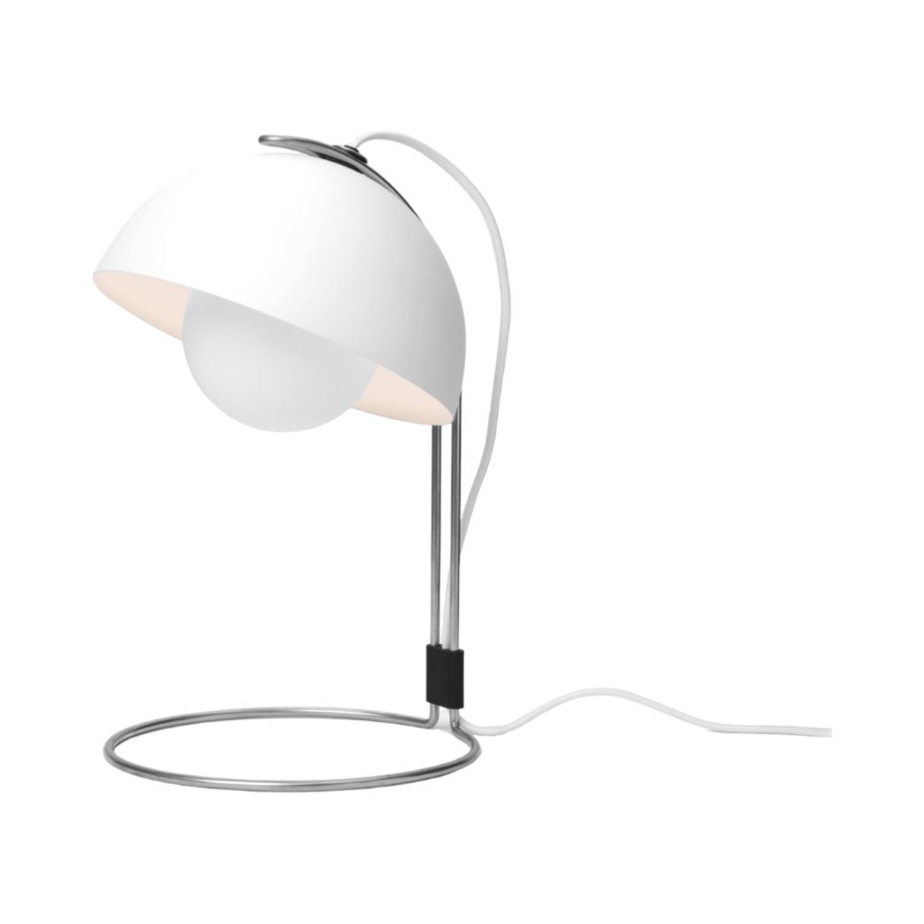 FlowerPot VP4 Tischleuchte von AndTradition, weiße Designlampe mit runden Lampenschirmen und silberfarbenem Gestell.