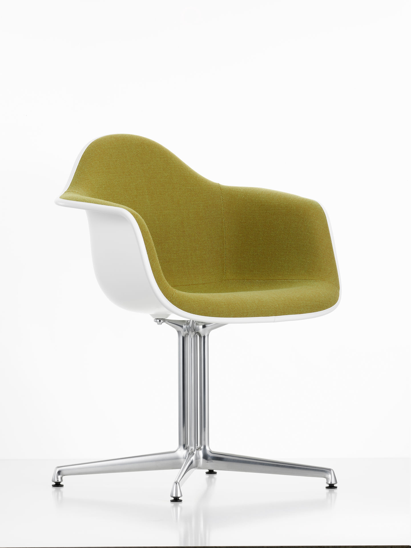 Vitra Eames Plastic Arm Chair DAL, vollgepolsterter Stuhl mit olivgrünem Stoffbezug und verchromtem Untergestell.