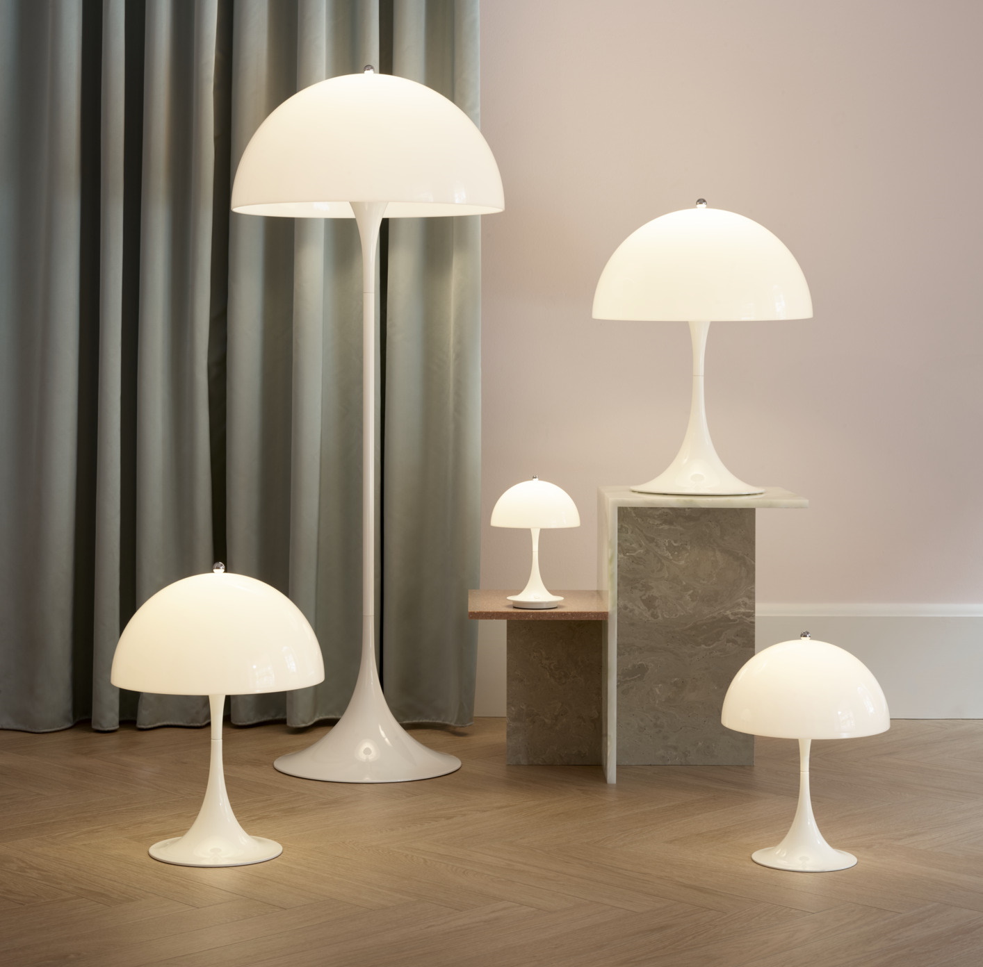 Produktbild: Mehrere weiße Panthella Lampen von Verner Panton, Tisch- und Stehleuchten.