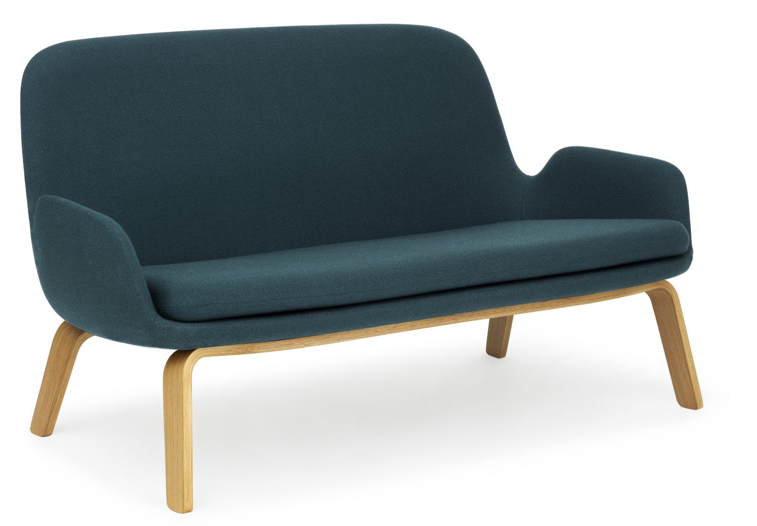 Era Sofa von Normann Copenhagen mit Holzgestell und blaugrünem Stoffbezug, modernes Design.