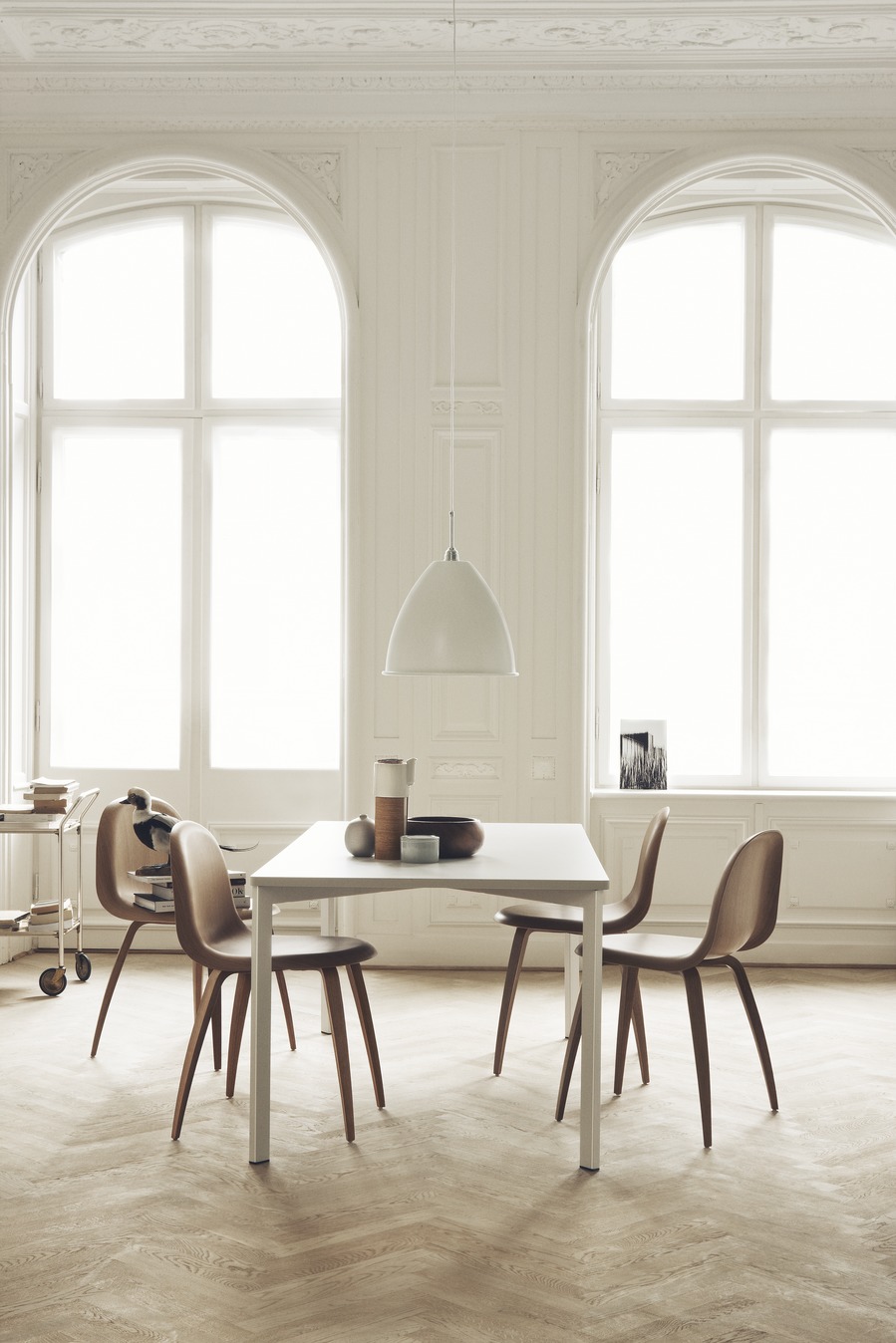 Bestlite Pendelleuchte in Schwarz und Messing von Gubi über Esstisch. Design Lampe für Wohnraum.