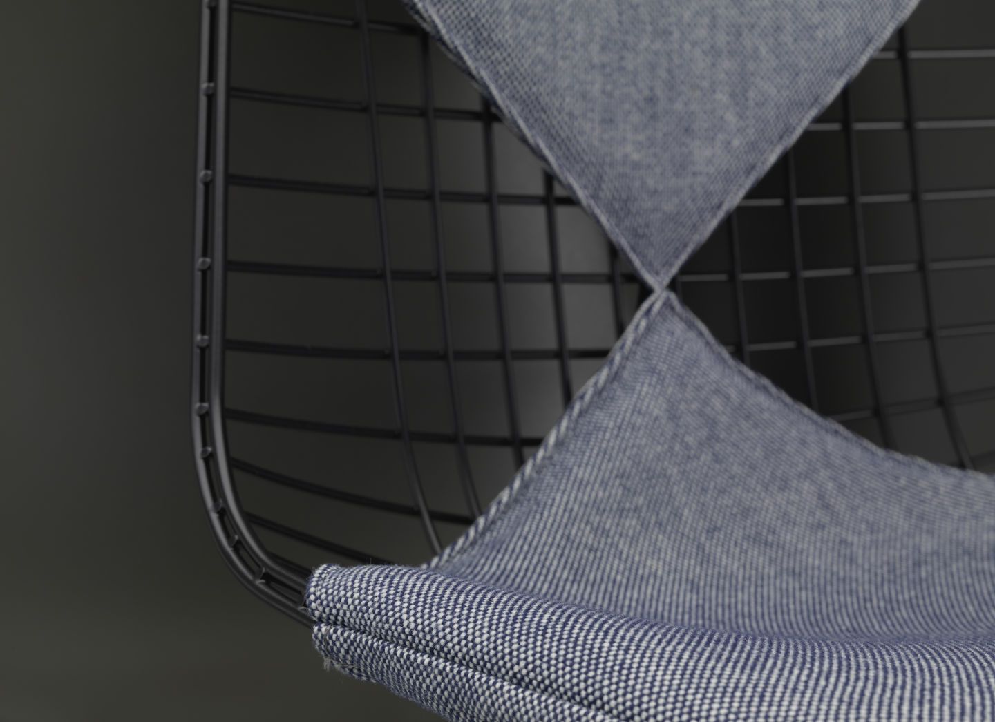 Detailaufnahme: DKX Wire Chair Stuhl von Vitra mit blauem Sitz- und Rückenpolster aus Stoff.