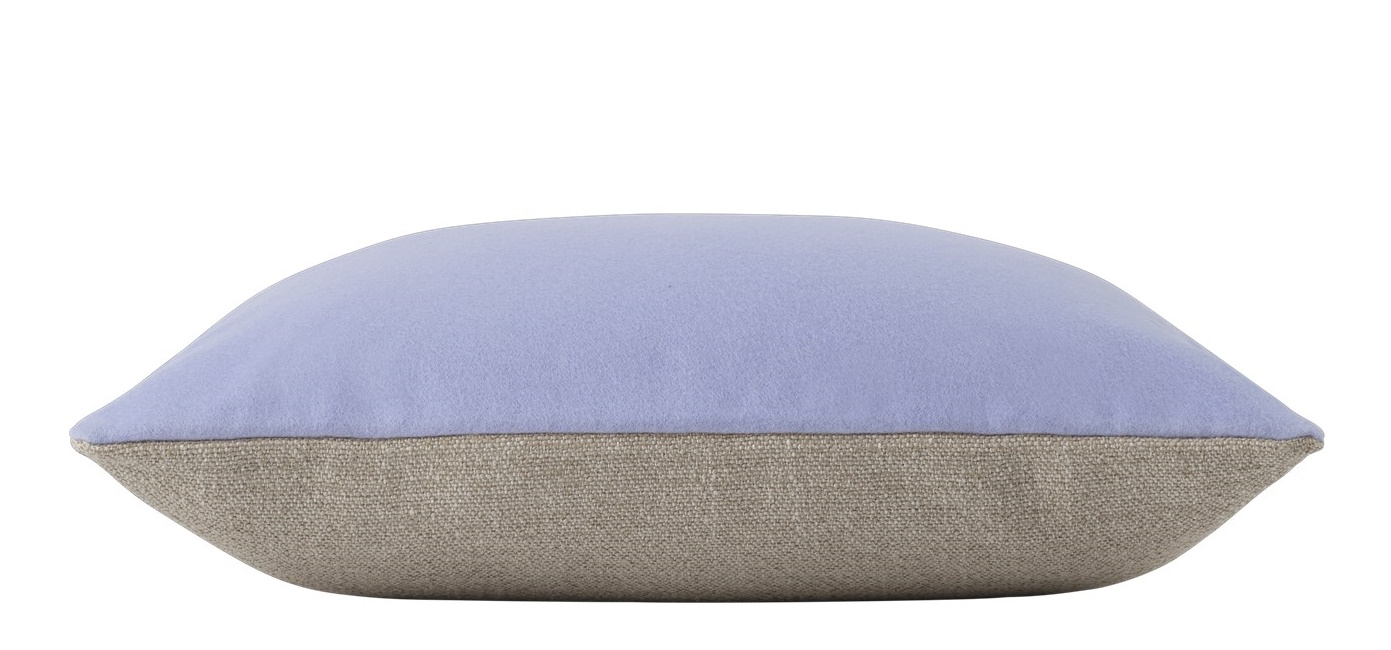 Mingle Cushion Kissen von Muuto, hellblaues Dekokissen mit beigem Bezug, modernes Wohnaccessoire.