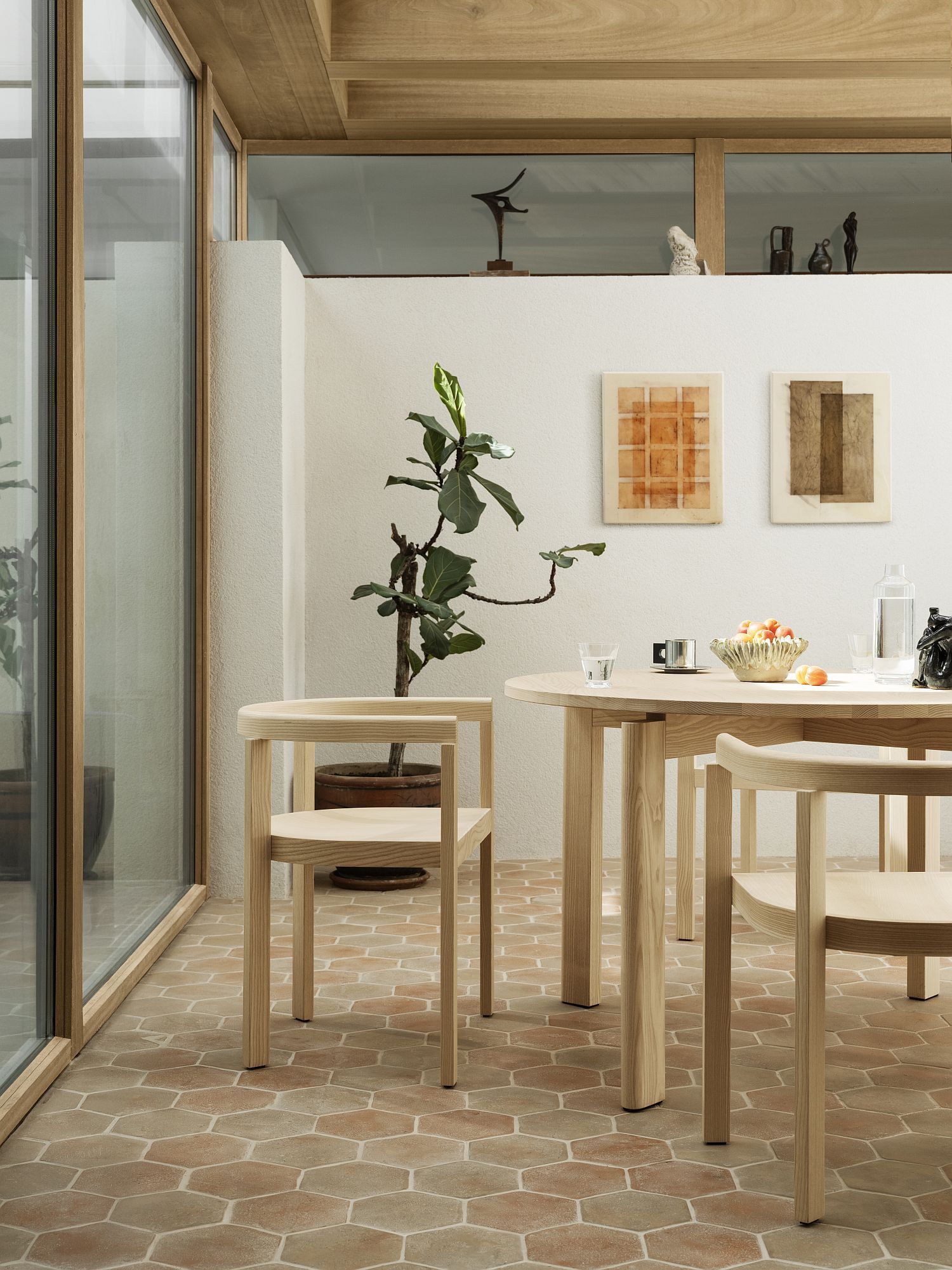 Heller After Dinning Esstisch von Fritz Hansen mit Stühlen in modernem Esszimmer mit Kunst.