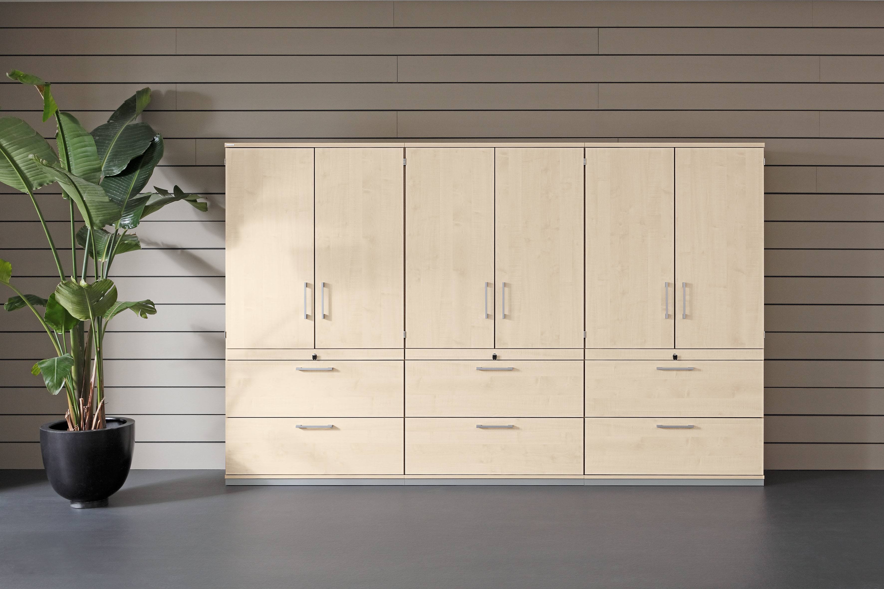 Palmberg Prisma 2 Büroschrank mit Rollladen und Schubladen in hellem Holzdekor für Büroorganisation.