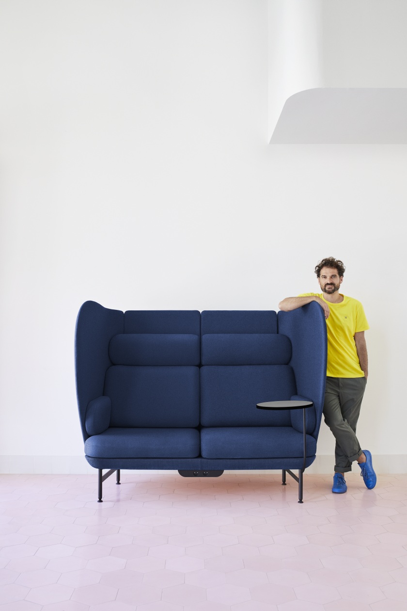 JH1002 Fritz Hansen Plenum Sofa, 2-Sitzer in Blau mit hoher Rückenlehne und Beistelltisch.