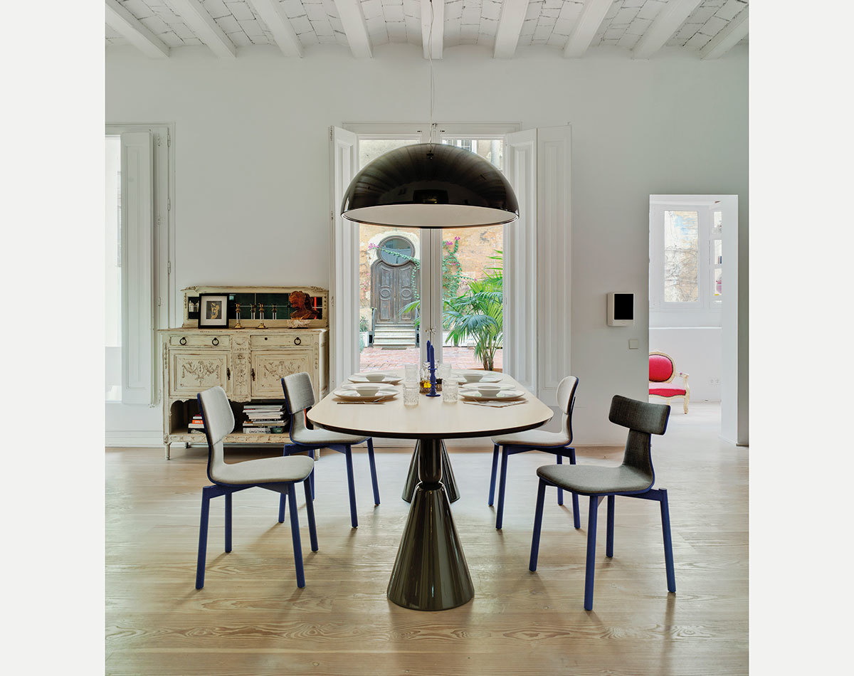 Esszimmer mit Sancal Pion Esstisch, Stühlen und moderner Pendelleuchte in hellem Raum.