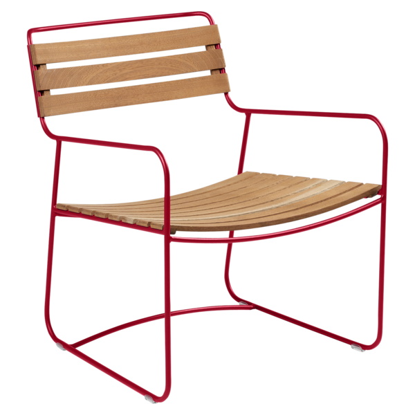 Surprising Sessel von Fermob für den Außenbereich, rotes Metallgestell mit Holzlatten, bequemer Outdoor Sessel.