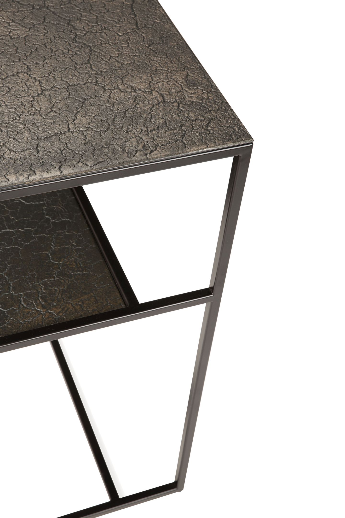 Detailaufnahme der Ethnicraft Pentagon Konsole in Lava Optik mit schwarzem Metallgestell.
